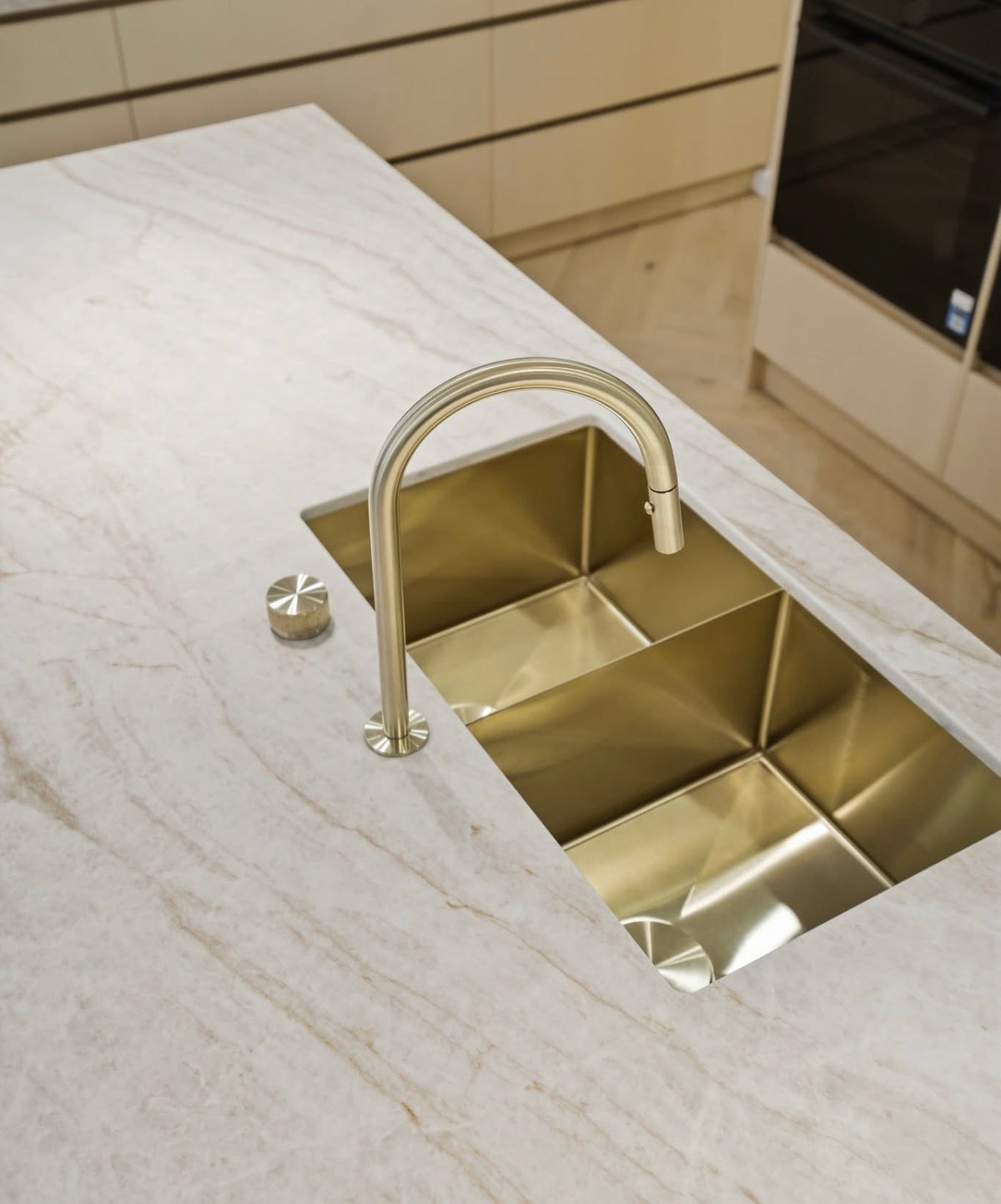 BELLA VISTA MICA FLUTED PULL-OUT HOB MIXER SET