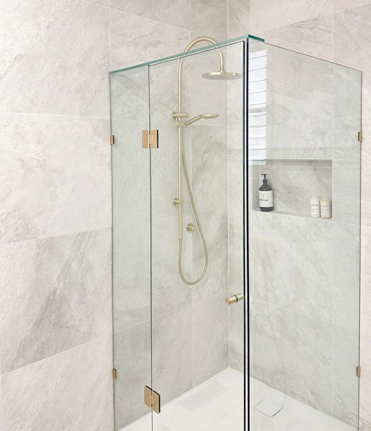 BELLA VISTA MICA FLUTED GOOSENECK DUAL SHOWER RAIL