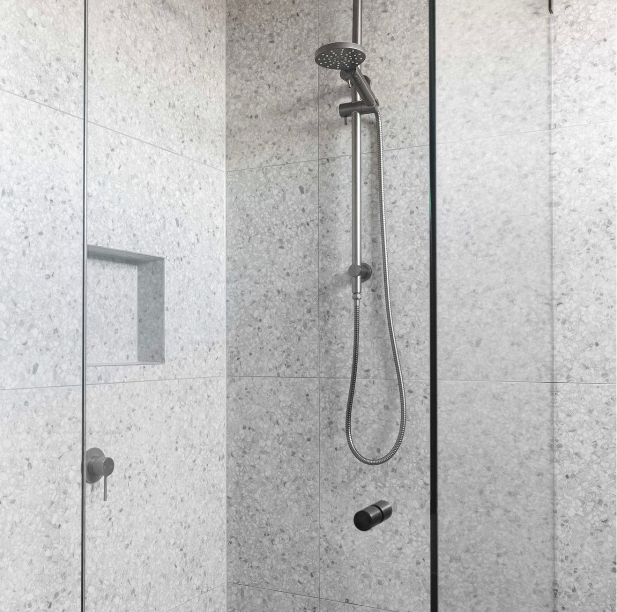 BELLA VISTA MICA FLUTED SHOWER RAIL- INBUILT INLET