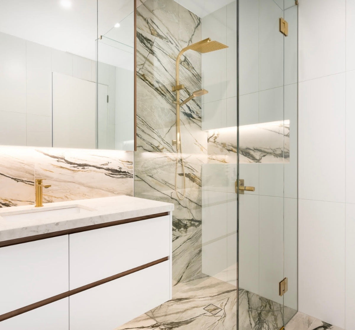 BELLA VISTA DEKO HALF-RAIL SHOWER